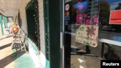 ARHIVA - Oglas za posao na vratima pekare u kanadskoj pokrajini Kvebek, 3. oktobar 2022.