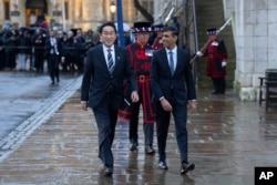 英国首相苏纳克与日本首相岸田文雄在签署两国合作防务协议后走出伦敦塔。（2023年1月11日）