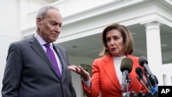 2022年11月29日,国会参议院多数党领袖查克·舒默在华盛顿白宫与众议院议长南希·佩洛西向记者讲述他们与拜登总统的会晤情况。(美联社照片)