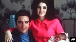 ARHIVA - Elvis Prisli sa suprugom Prisilom i novorođenom Lisom Mari u baptističkoj bolnici u Memfisu, 5. februara 1968.