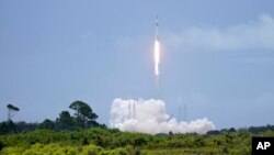 一枚 SpaceX 猎鹰9号火箭为发射starlinks卫星从佛罗里达州卡的一处太空部队基地发射场升空。（2022年7月17日）