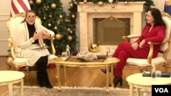 Erin Meki, direktorka američke Agencije za međunarodni razvoj (USAID) zadužena za Evropu i Evroaziju (levo) u razgovoru sa predsednicom Kosova Vjosom Osmani, 5. decembra 2022.