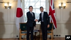 2023年1月11日，英国首相苏纳克（右）在伦敦塔举行的双边会议开始时与日本首相岸田文雄握手。（美联社照片）