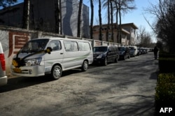 北京一家火葬场外排队等候进入的灵车。（2022年12月22日）