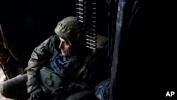 一名乌克兰军人在顿涅茨克前线地区的阵地内（2022年12月23日）