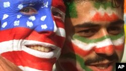 ARHIVA - Navijači fudbalskih reprezentacija SAD i Irana na utakmici u Lionu, 21. jun 1998.