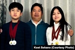 លោក កើត សេកាណូ ពលរដ្ឋ​រស់នៅ​ក្នុង​ទីក្រុង​ភ្នំពេញ បាន​ជូន​កូន​២​នាក់​ទៅ​ប្រលង​នៅ​សហរដ្ឋ​អាមេរិក ក្នុងកម្មវីធី The World Scholar's Cup។ (រូបថត​ផ្តល់ឱ្យ​ដោយ​លោក កើត សេកាណូ)