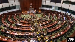 2019年7月1日，数百名示威者涌入香港立法会大楼，抗议《逃犯条例修订草案》（法新社）