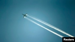 Коаліційний літак над містом Кобані, яке атакують екстремісти «Ісламської держави»