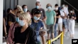 Antrean warga di sebuah lokasi tes COVID-19 di pantai utara Sydney, Australia, 21 Desember 2020.
