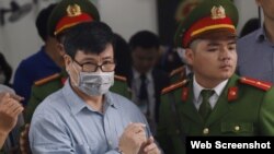 Blogger Truong Duy Nhat di ruang sidang di Hanoi, 9 Maret 2020. (Foto: Tuổi Trẻ Online)