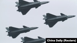 在第十四届中国国际航空航天博览会上，中国空军最先进的J-20隐形战机以四机编队飞行。（2022年11月8日）