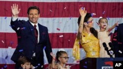 Gubernur Florida Ron DeSantis beserta istri dan anak-anaknya merayakan kemenangannya untuk terpilih kembali menjadi gubernur negara bagian tersebut dalam acara perayaan di Tampa, Florida, pada 8 November 2022. (Foto: AP/Rebecca Blackwell)