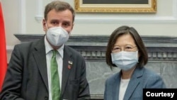 台湾总统蔡英文2022年11月9日在台北会晤到访的英国国际贸易副大臣格雷格·汉斯（Greg Hands)。（Greg Hands推特照片）
