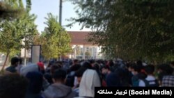 
伊朗谢里夫大学的学生在校园举行抗议活动。