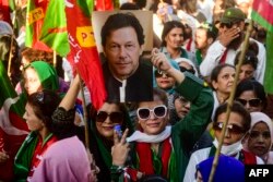 Pendukung mantan perdana menteri Pakistan Imran Khan, berkumpul dalam protes sehari setelah upaya pembunuhan terhadap Khan, di Karachi pada 4 November 2022. (Foto: AFP)