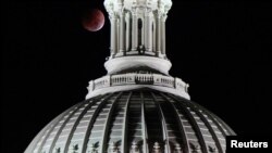 中期选举日凌晨国会大厦的月食景象。(2022年11月8日)