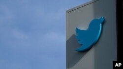 Logo na zgradi sedišta Tvitera u San Francisku