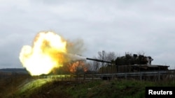 Tenk ukrajinske vojske dejstvuje na ruske ciljeve u Bahmutu na istoku Donbasa, novembar 2022.