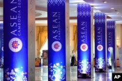 Staf hotel berdiri menunggu di lokasi KTT Perhimpunan Bangsa Bangsa Asia Tenggara (ASEAN) mendatang di Phnom Penh, Kamboja, Rabu, 9 November 2022. (Foto: AP)