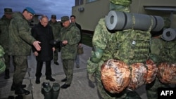 俄罗斯总统普京在一处俄军训练营视察士兵装备。（2022年10月20日）