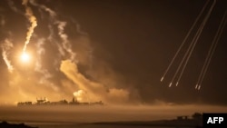 2023年11月2日,这张拍摄于以色列与加沙边界的以色列一侧的照片显示,以色列对加沙地带的轰炸,以色列和巴勒斯坦哈马斯运动之间的战斗仍在进行。(法新社)