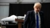 Perdana Menteri Inggris Boris Johnson setelah menyampaikan pidato di Bandara Lydd, Inggris tenggara, Kamis, 14 April 2022. (Foto: AP)