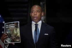 资料照片：纽约市长亚当斯在纽约一处地铁站举行的记者会上宣布改善地铁系统安全的计划。(2022年2月18日)