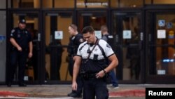 Policajac iz okruga Ejda ispred tržnog centra u kome je u pucnjavi ubijeno dvoje ljudi, 25. oktobra 2021.