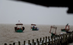 ទូកនេសាទសំចតនៅសមុទ្រក្នុងខេត្តកំពត កាលពីកាលពីថ្ងៃទី​ ២ ខែតុលា ឆ្នាំ ២០២១។ (ស៊ុន ណារិន/VOA Khmer)