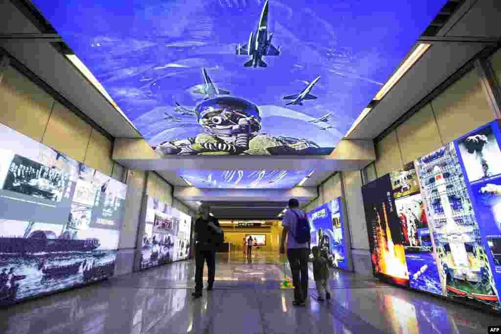 2018年7月31日,中共军队“中国人民解放军”成立91周年前夕,在中国江苏省南京的一个地铁站的国防展。