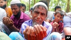 Pengungsi Rohingya menangis saat berdoa dalam peringatan lima tahun eksodus mereka dari Myanmar ke Bangladesh, di kamp pengungsi Rohingya Kutupalong di Ukhiya di distrik Cox's Bazar, Bangladesh, 25 Agustus 2022. (Foto: AP)