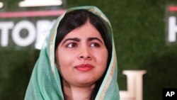Malala Yousafzai tiba di acara HISTORYTalks di DAR Constitution Hall, Washington, pada 24 September 2022. (Foto: AP/Nathan Howard)