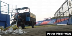 Kondisi di salah satu sudut Stadion Kanjuruhan pasca kerusuhan 1 Oktober 2022. (Foto: VOA/Petrus Riski)