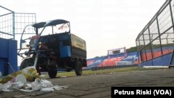 Kondisi di salah satu sudut Stadion Kanjuruhan di Malang, usai insiden desak-desakan maut pada 1 Oktober 2022. (Foto: VOA/Petrus Riski)