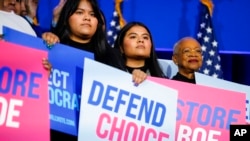 Žene drže transparente o zaštiti prava na abortus na skupu Demokratskog nacionalnog komiteta u Vašingtonu 18. oktobra 2022.
