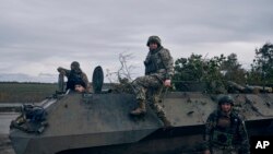 រូបឯកសារ៖ ទាហានអ៊ុយក្រែនឈរប្រចាំការនៅក្បែរតំបន់ Bakhmut នៃភូមិសាស្ត្រ Donetsk ប្រទេសអ៊ុយក្រែន កាលពីថ្ងៃទី ២២ ខែតុលា ឆ្នាំ ២០២២។ 