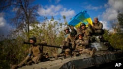Ukrajinski vojnici na tenku na putu između Izijuma i Limana, 4. oktobra 2022. 