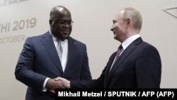 Président ya Russie Vladimir Putin ayambi président ya RDC (Ekolo Congo démocratique) Félix Antoine Tshilombo Tshisekedi, na bokutani ya Russie-Afrika na Sochi, 23 octobre 2019. Mikhail Metzel / SPUTNIK / AFP