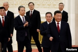 2022年10月23日,在中共二十届一中全会后,中共领导人习近平带领中共新一届政治局常委与中外媒体见面。