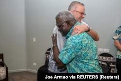 Perdana Menteri Australia Anthony Albanese bertemu dengan Perdana Menteri Kepulauan Solomon Manasseh Sogavare di sela-sela Forum Kepulauan Pasifik, di Suva, Fiji 13 Juli 2022. (Foto: Joe Armao via REUTERS)