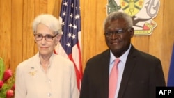 美国副国务卿谢尔曼与所罗门群岛总理索加瓦雷在所罗门群岛首都霍尼亚拉合影。(2022年8月7日)