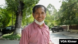 លោកមេធាវី សំ ចំរើន ផ្តល់បទសម្ភាសន៍ដល់អ្នកសារព័ត៌មាននៅក្រៅរបងតុលាការកំពូល រាជធានីភ្នំពេញ កាលពីថ្ងៃទី២៦ ខែតុលា ឆ្នាំ២០២២។ (លាស់ លីបលីប/វីអូអេ)