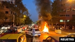 资料照片：在伊朗德黑兰，一辆警察摩托车在因玛莎·阿米尼之死而爆发的的抗议中起火燃烧。(2022年9月19日)
