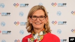 2022年9月29日，国际电联当选秘书长、美国人多琳·波格丹-马丁赢得选举后留影。（美联社照片）
