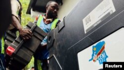 Basali ba CENI, misala mya maponami, bazali komema sanduku ya machine ya kopona, Kinshasa, RDC, 28 décembre 2018.