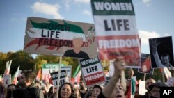 Puluhan ribu orang di Berlin, Jerman, berdemo memprotes rezim Iran menyusul kematian Mahsa Amini saat dalam penahanan polisi Syariah di Iran, 22 Oktober 2022. (Foto: Markus Schreiber/AP)