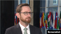 FILE - Tom West saat diwawancarai VOA.