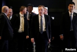 2018年5月3日，美国贸易代表团成员、美国贸易代表莱特希泽（右二）离开北京的一家酒店。