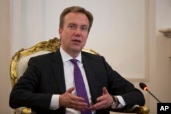 Norveški ministar inostranih poslova, Borg Brende, obraća se medijima tokom sastanka sa predsednikom Kosova, Hašimom Tačijem u Prištni, Kosovo, 14. februara 2017.